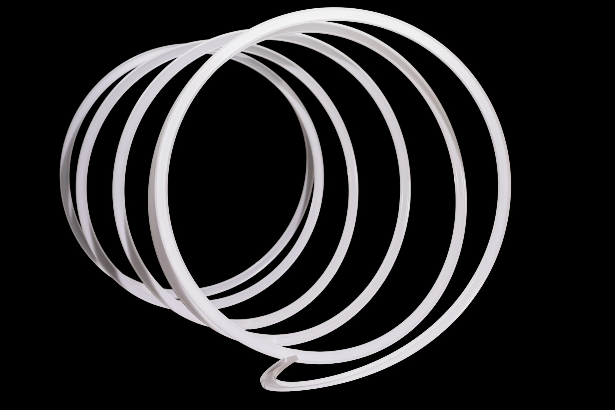 Foto di un profilo curvo estruso da Logica Extrusions