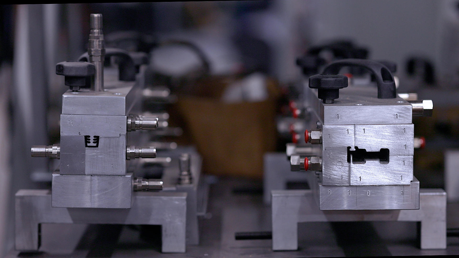 Foto di due filiere di Logica Extrusions