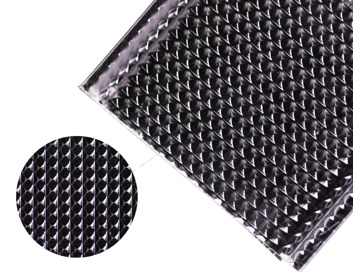 Foto di un profilo con di fianco il suo ingrandimento, Logica Extrusions
