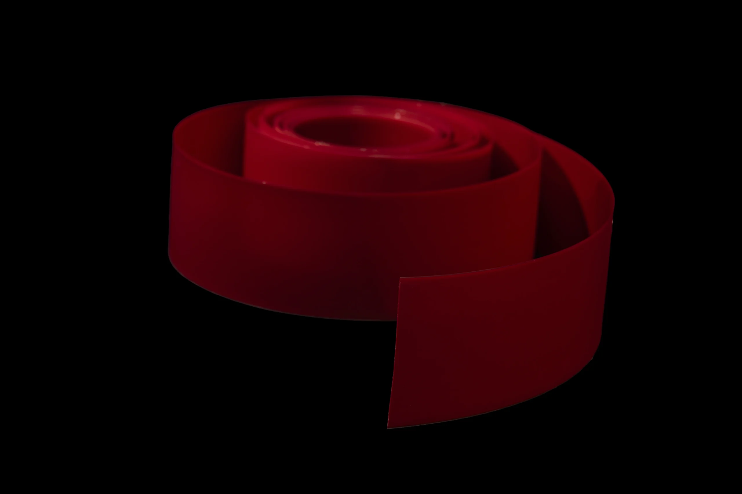 Foto di un profilo a rotolo rosso di Logica Extrusions